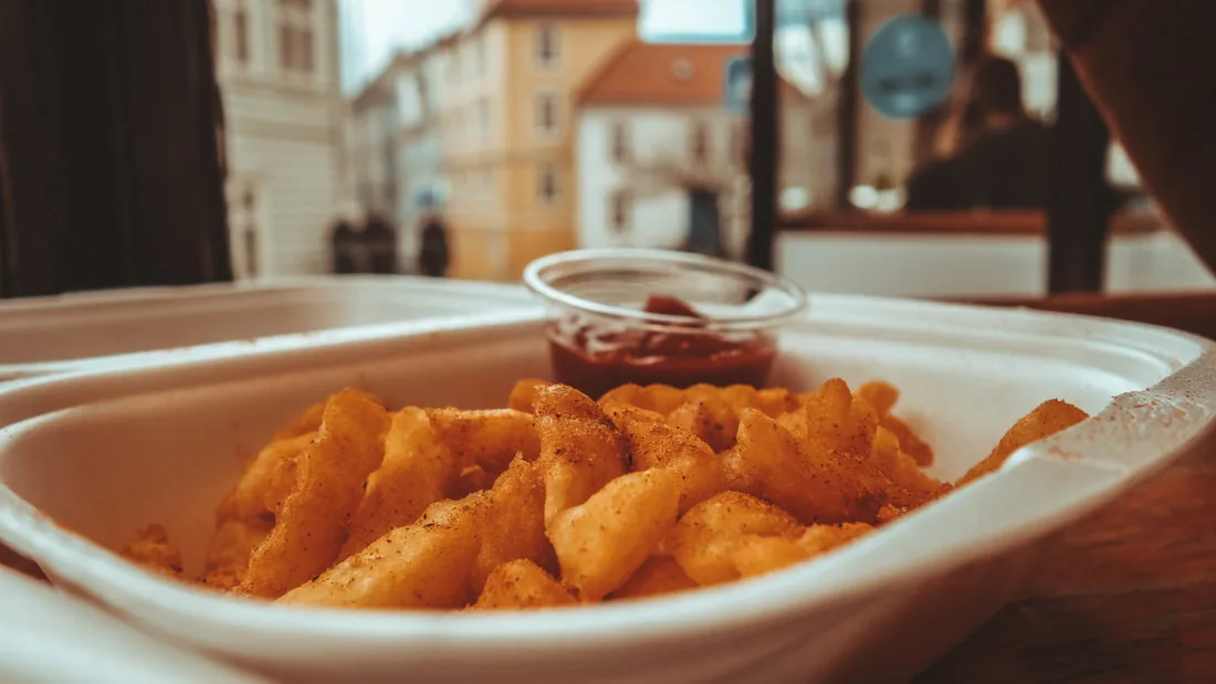Pommes frites med dip hos Emil's
