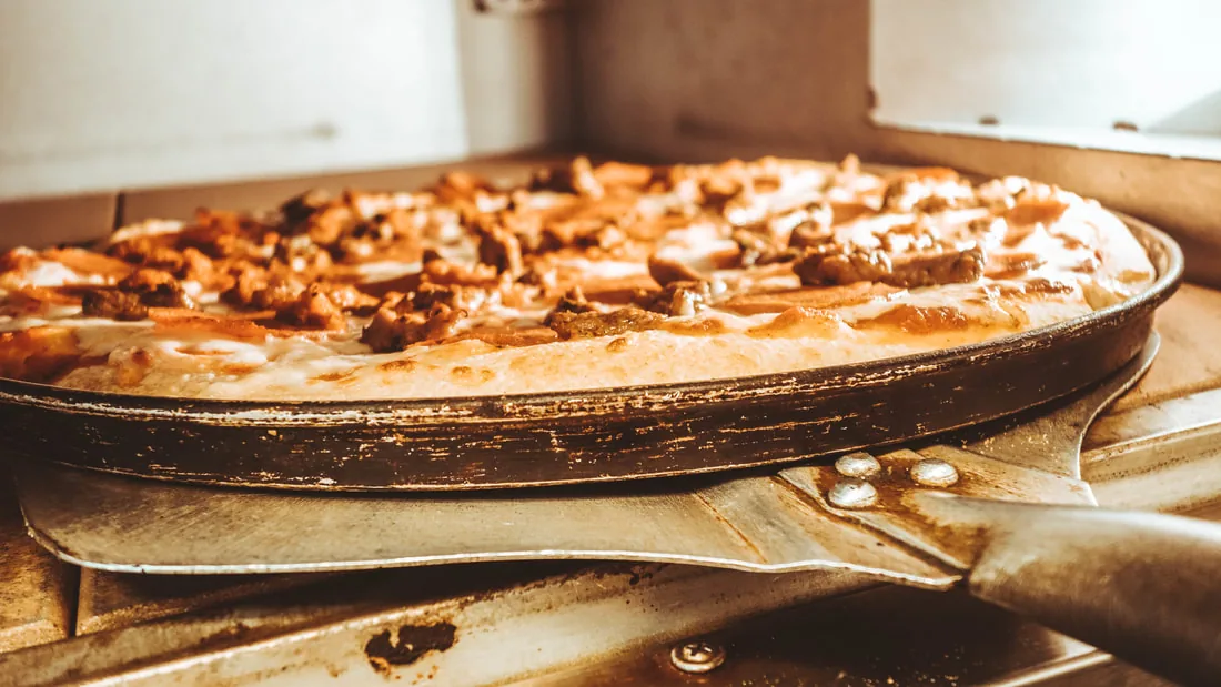 Nybakt pizza rett fra ovnen hos Emil's