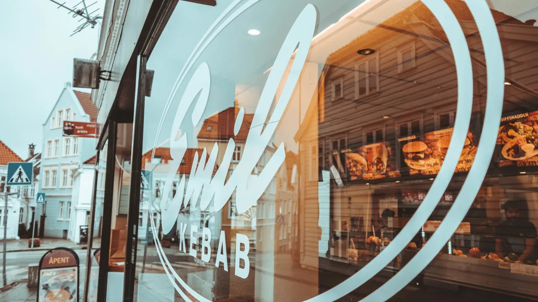 Emil's Kebab, logo i vinduet på Stølegaten i Bergen